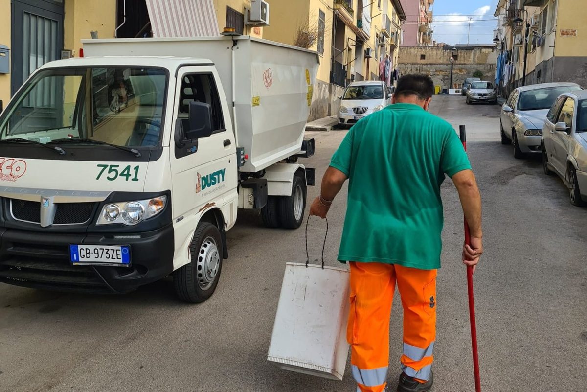 Scarica rifiuti speciali in un terreno sequestrato: scatta la denuncia nel catanese