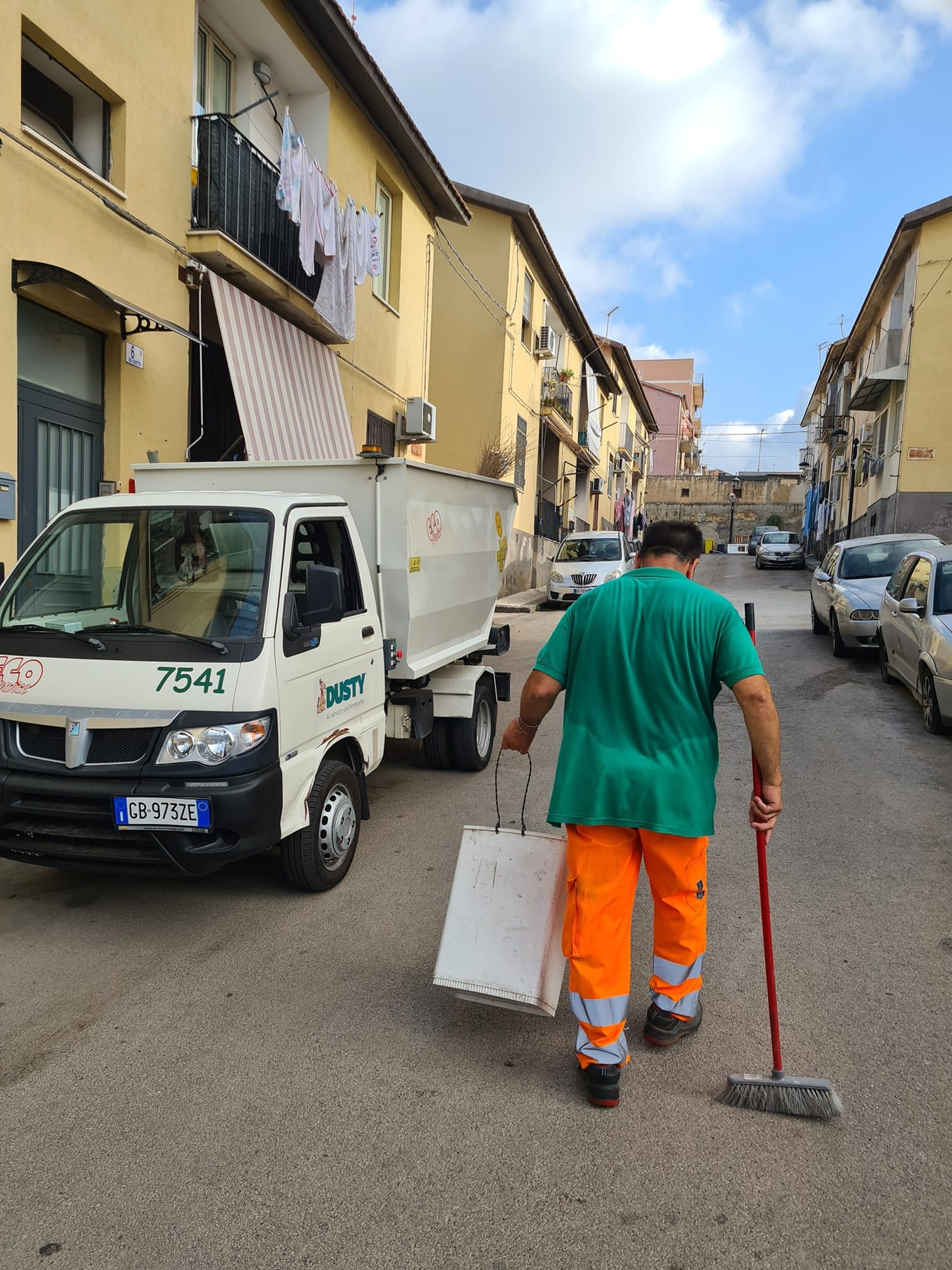 Scarica rifiuti speciali in un terreno sequestrato: scatta la denuncia nel catanese