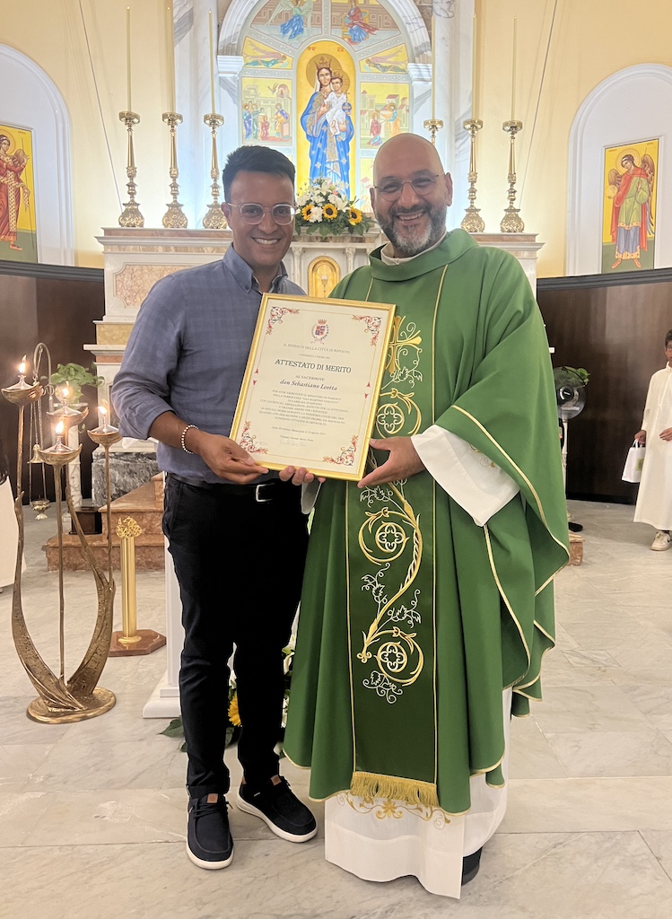 Carruba saluta Don Sebastiano Leotta: attestato di merito dal sindaco di Riposto Davide Vasta