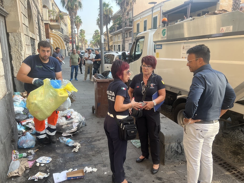 Riposto, controlli sui rifiuti. Sanzioni a condomini e attività. Vasta: “Tolleranza zero per chi non rispetta le regole”