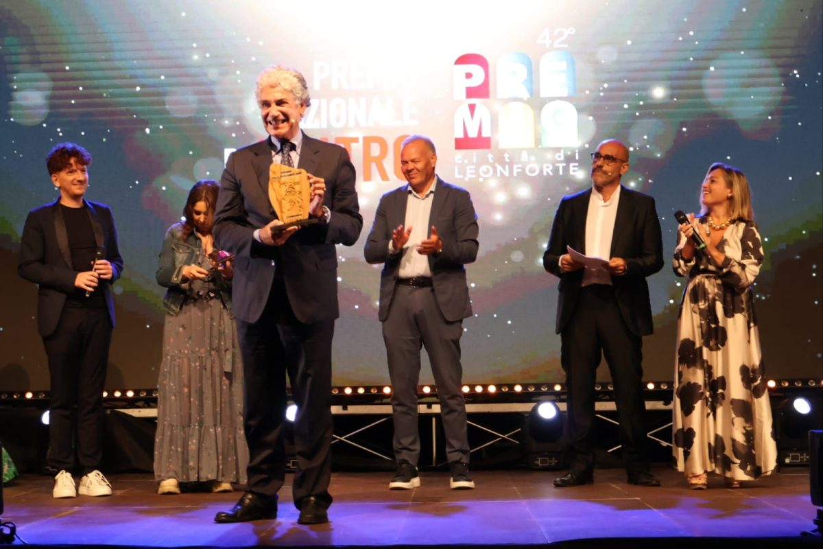 Premio Leonforte, miglior spettacolo Le Cialome di Vincenzo La Lia. L’attore Jannuzzo riceve il premio Sicilianità