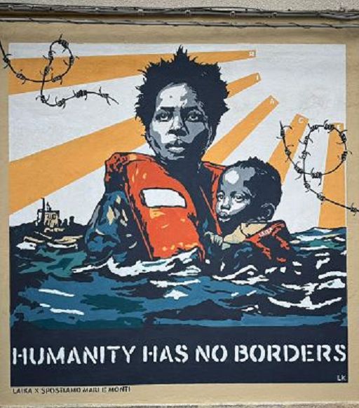 ”Humanity has no borders”, spunta a Riace un murale di Laika
