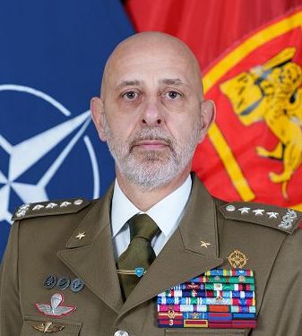 Furto a Napoli, generale Nato rincorre e ferma scippatore