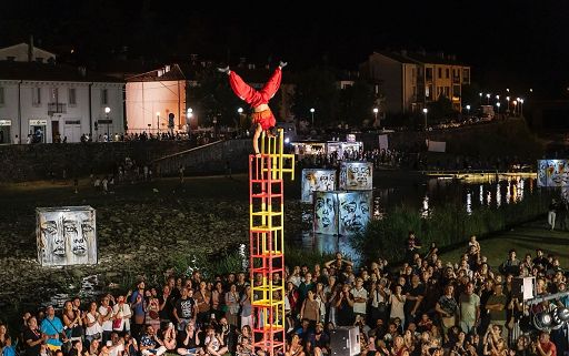 Santa Sofia, il teatro di strada che rifà il borgo (e i conti)