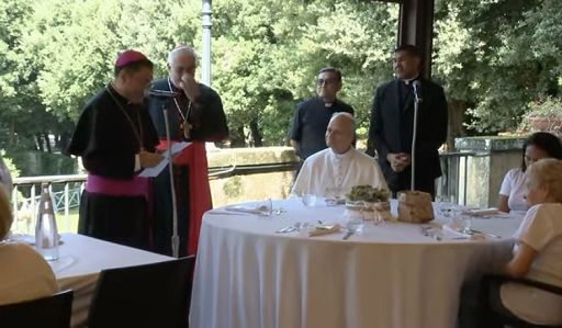 Papa pranza con poveri a Castel Gandolfo, è la prima volta di Prevost