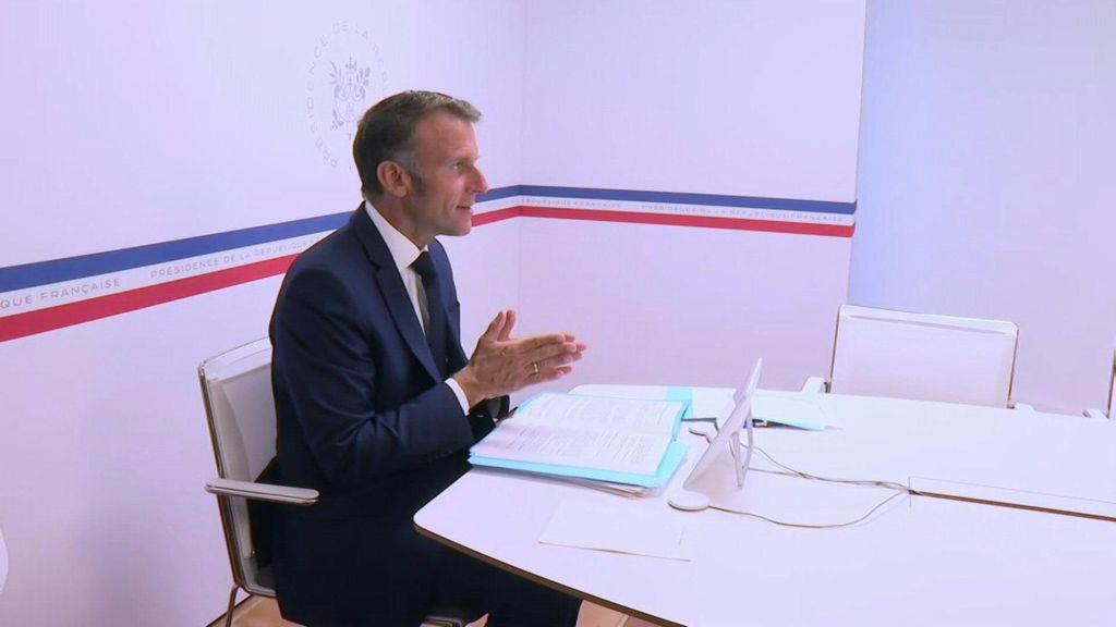 Macron: solo Kiev può decidere sul suo territorio