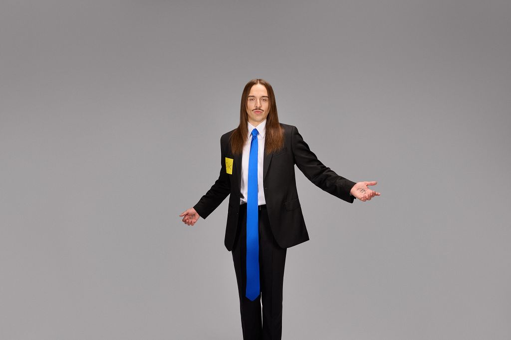 Tommy Cash torna con “OK” il nuovo singolo in italiano