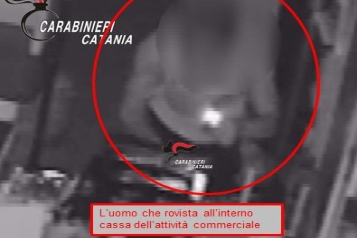 VIDEO | Ruba i soldi dalla cassa e poi tenta la fuga sul tetto: denunciato 35enne nel Catanese