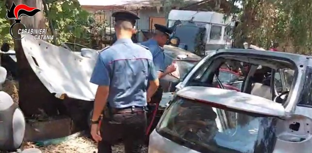 VIDEO | Blitz ad Aci Sant’Antonio: scoperto centro di riciclaggio ricambi da auto rubate