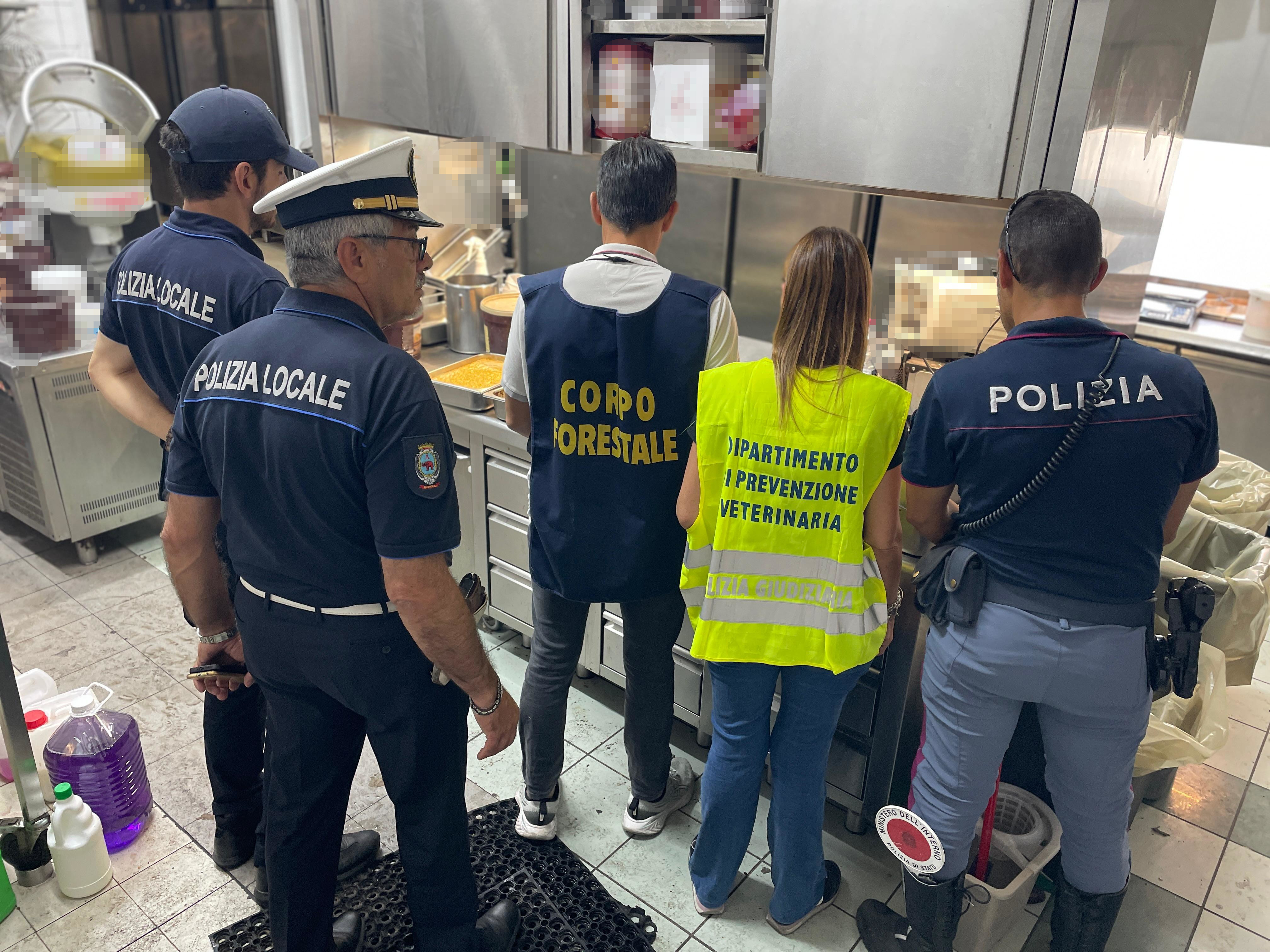 Catania, sequestro in un bar: trovati cibi ammuffiti e senza tracciabilità