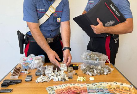 Violenze sulla compagna, cocaina, hashish ed armi in casa: arrestato 23enne a Caltanissetta