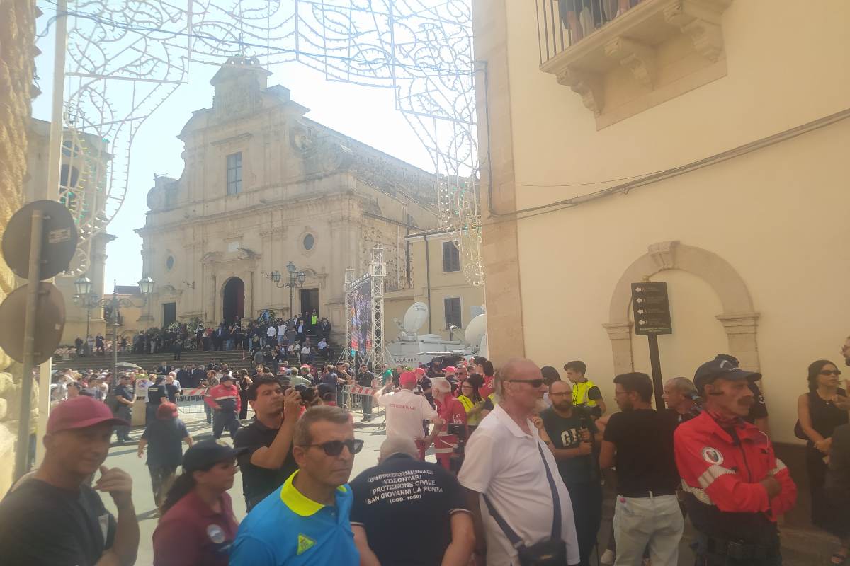 Galleria foto 'Sicilia in lutto per i funerali di Pippo Baudo, l’ultimo saluto: “Un modello di riferimento”' - foto 3