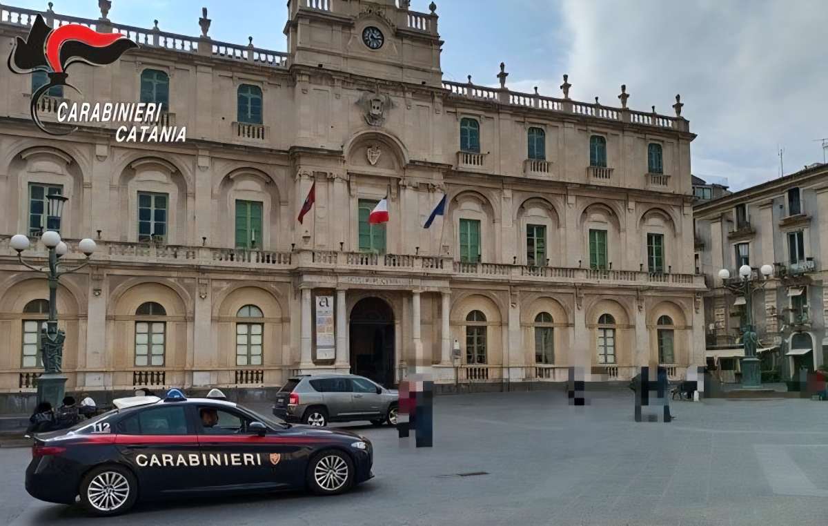Catania, paura in via Etnea: uomo con coltello in giro tra la folla, denunciato