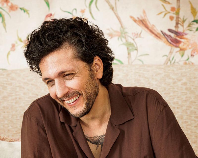 Ermal Meta in Sicilia, tra ricordi e sperimentazioni: “Sul palco provo sempre lo stesso tipo di emozione”