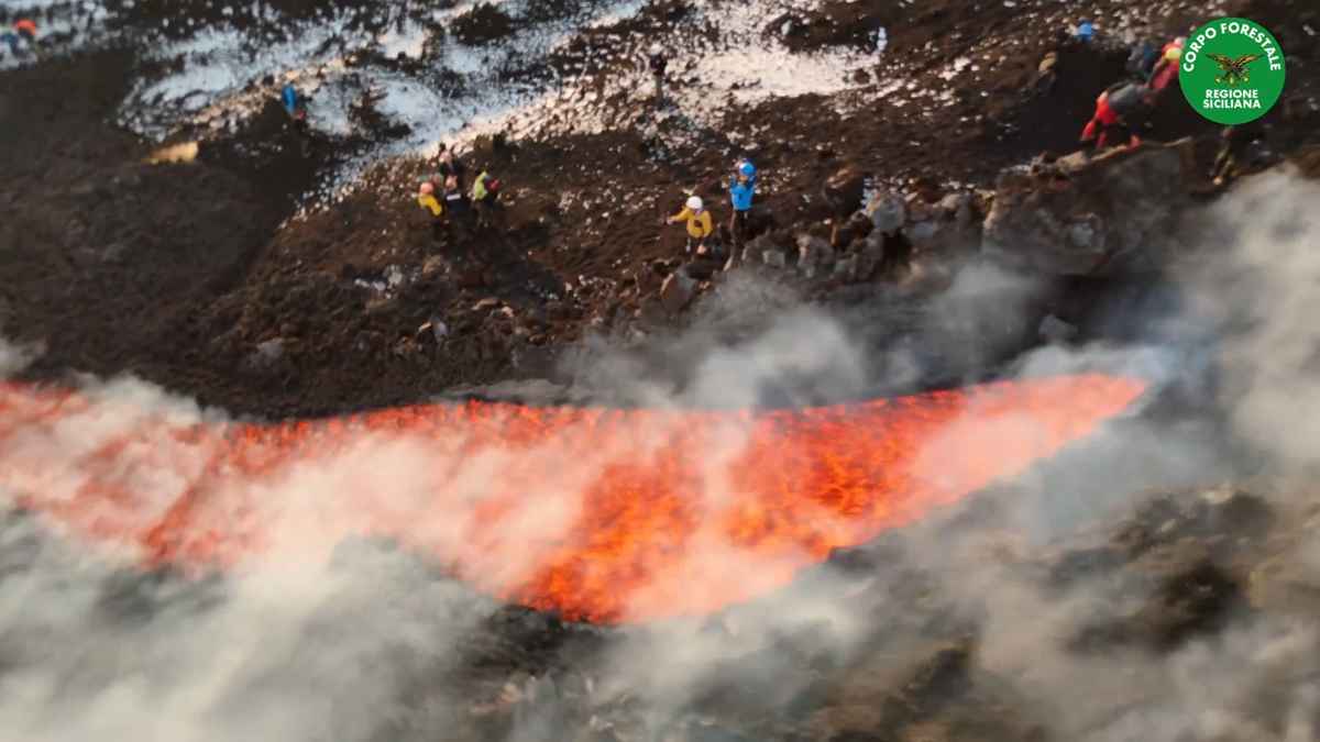 VIDEO | Etna, lo spettacolo dell’eruzione visto dall’alto: il drone osserva il Vulcano