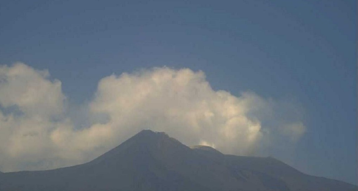 Etna in attività, la lava e la nuova bocca: scatta l’allerta arancione per i voli
