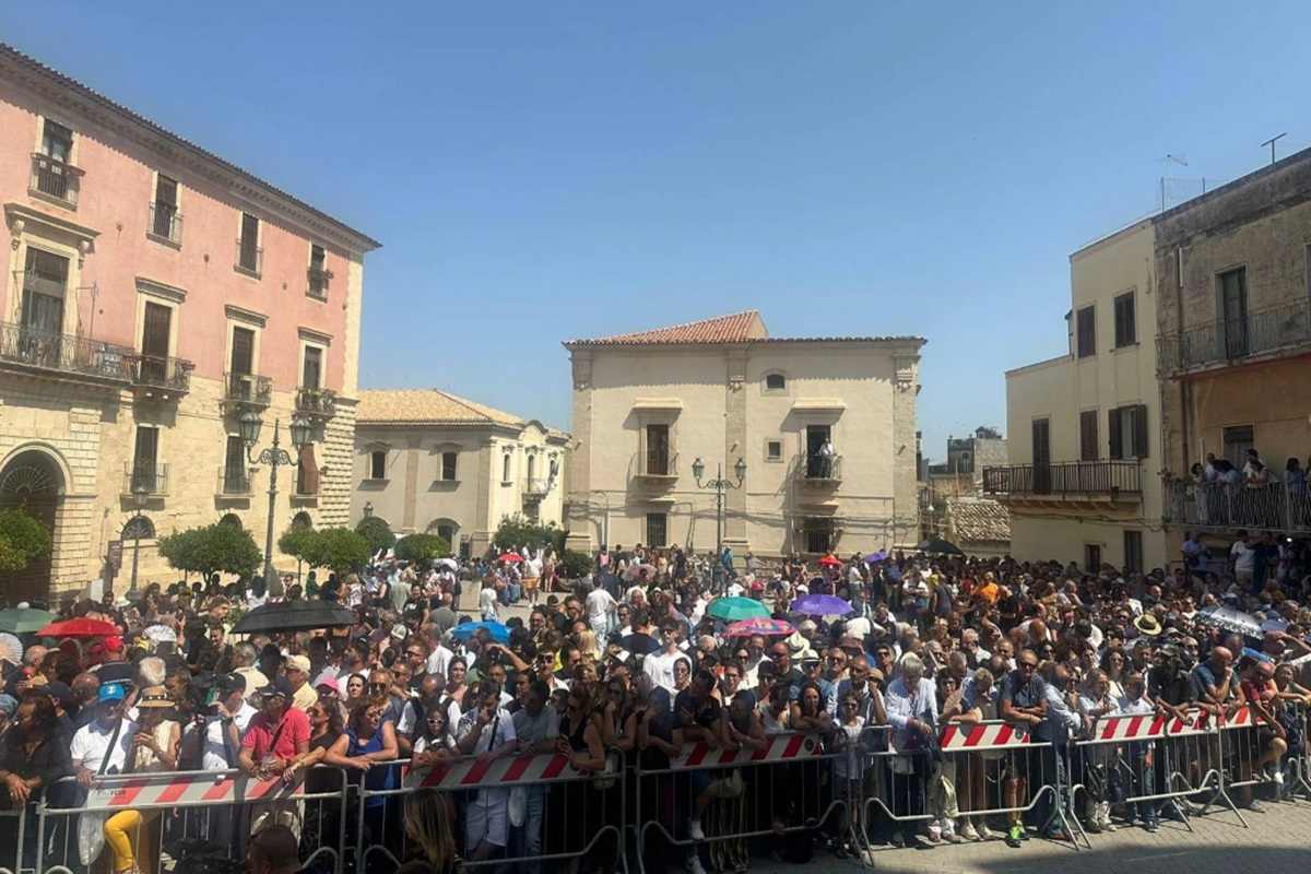 Sicilia in lutto per i funerali di Pippo Baudo, l’ultimo saluto: “Un modello di riferimento” Sicilia in lutto per i funerali di Pippo Baudo, l’ultimo saluto: “Un modello di riferimento”
