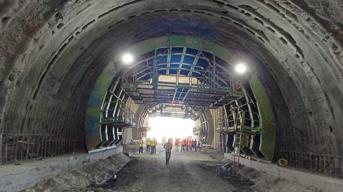 Abbattuto l’ultimo diaframma della galleria Poggio Malgurno sulla statale 117