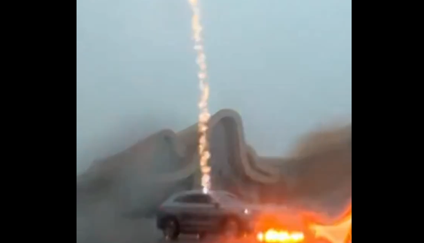 VIDEO | Fulmine colpisce auto in corsa: la furia della natura
