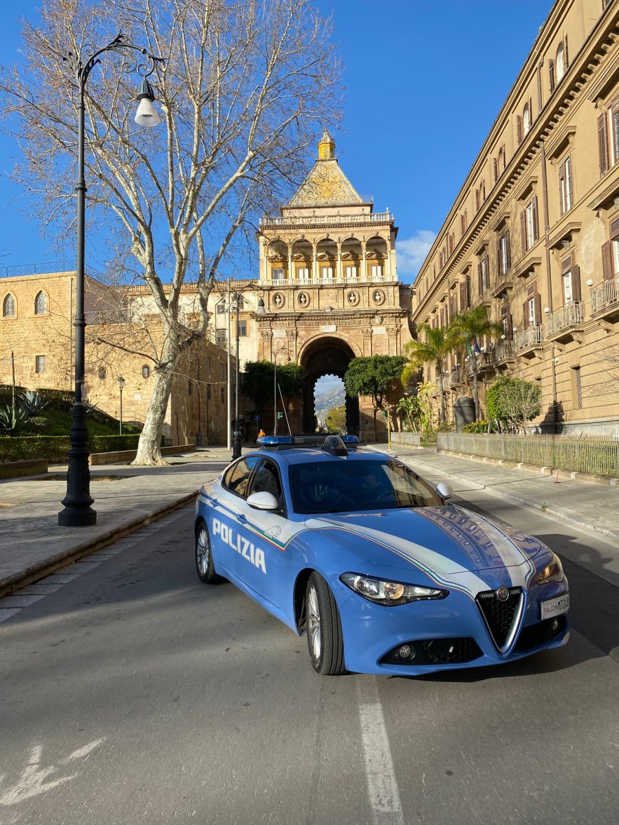 Minacciato e ricattato per un finto incidente, scatta l’estorsione: tre arresti