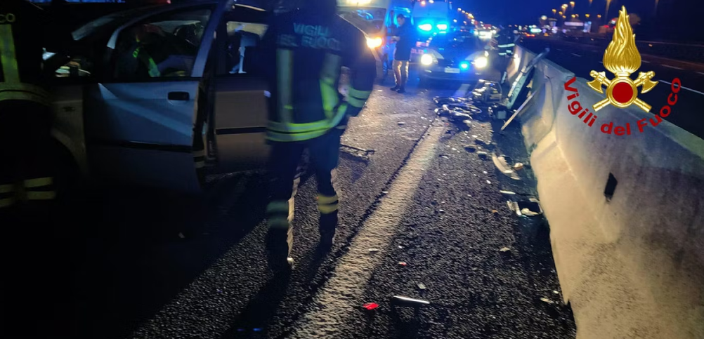 Scende dalla macchina e viene travolta in autostrada: morta 19enne, arrestato uomo positivo al test antidroga