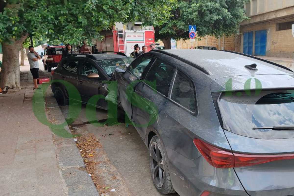 Paura in strada, violento urto: Cupra finisce contro auto parcheggiata