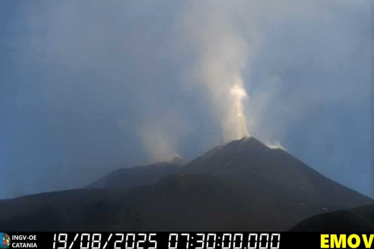 Etna, la nuova bocca effusiva è ancora attiva: tunnel lavico e cenere, ecco la situazione