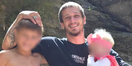 Gioca con i figlioletti in spiaggia, poi il crollo del castello di sabbia: la tragica fine di un 28enne