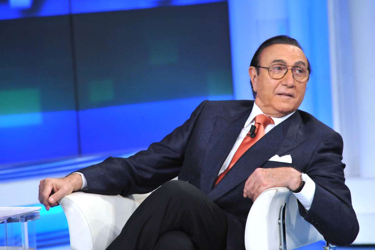 Morte Pippo Baudo, il Catania a Crotone con il lutto al braccio nel ricordo dell’icona della tv italiana