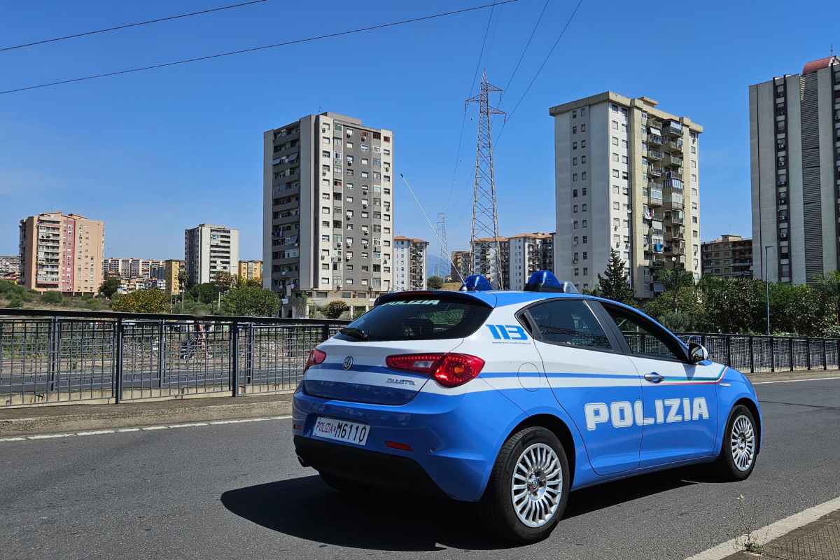In motorino senza casco si disfano della droga durante l’inseguimento: arrestati due minorenni a Librino