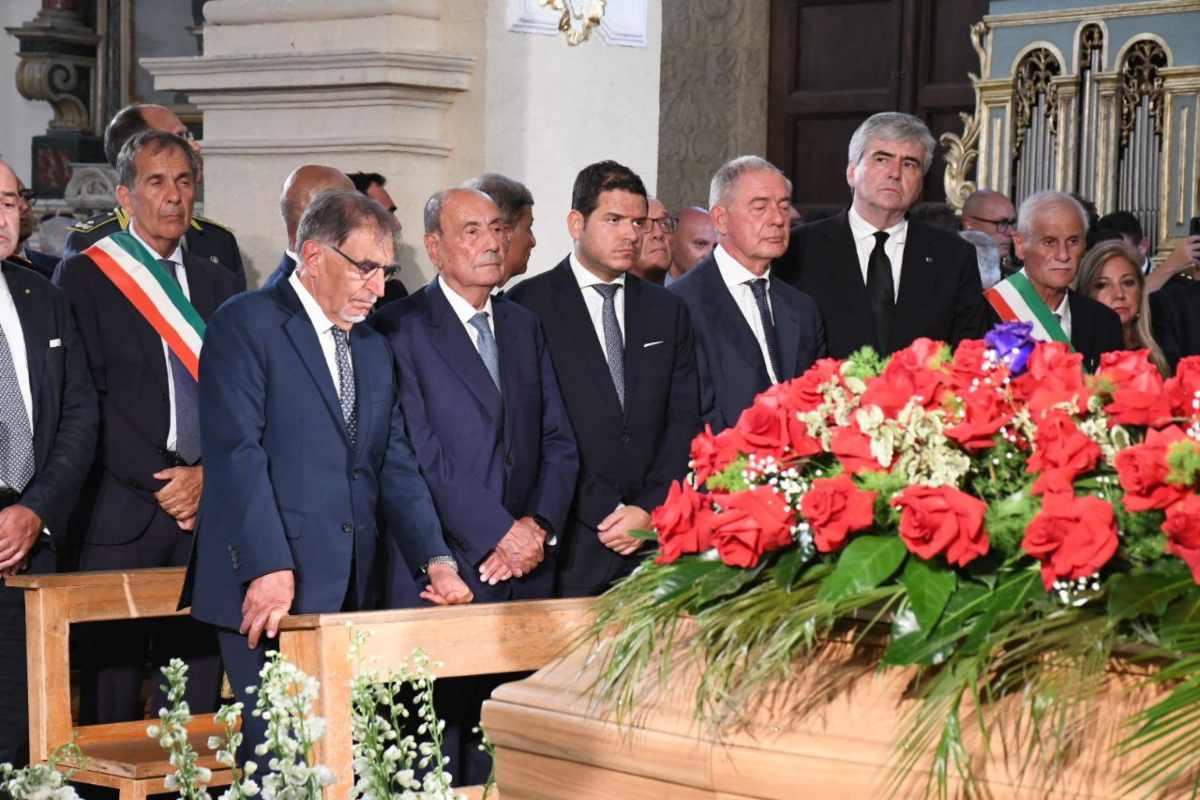 Sicilia in lutto per i funerali di Pippo Baudo, l’ultimo saluto: “Un modello di riferimento” Sicilia in lutto per i funerali di Pippo Baudo, l’ultimo saluto: “Un modello di riferimento”