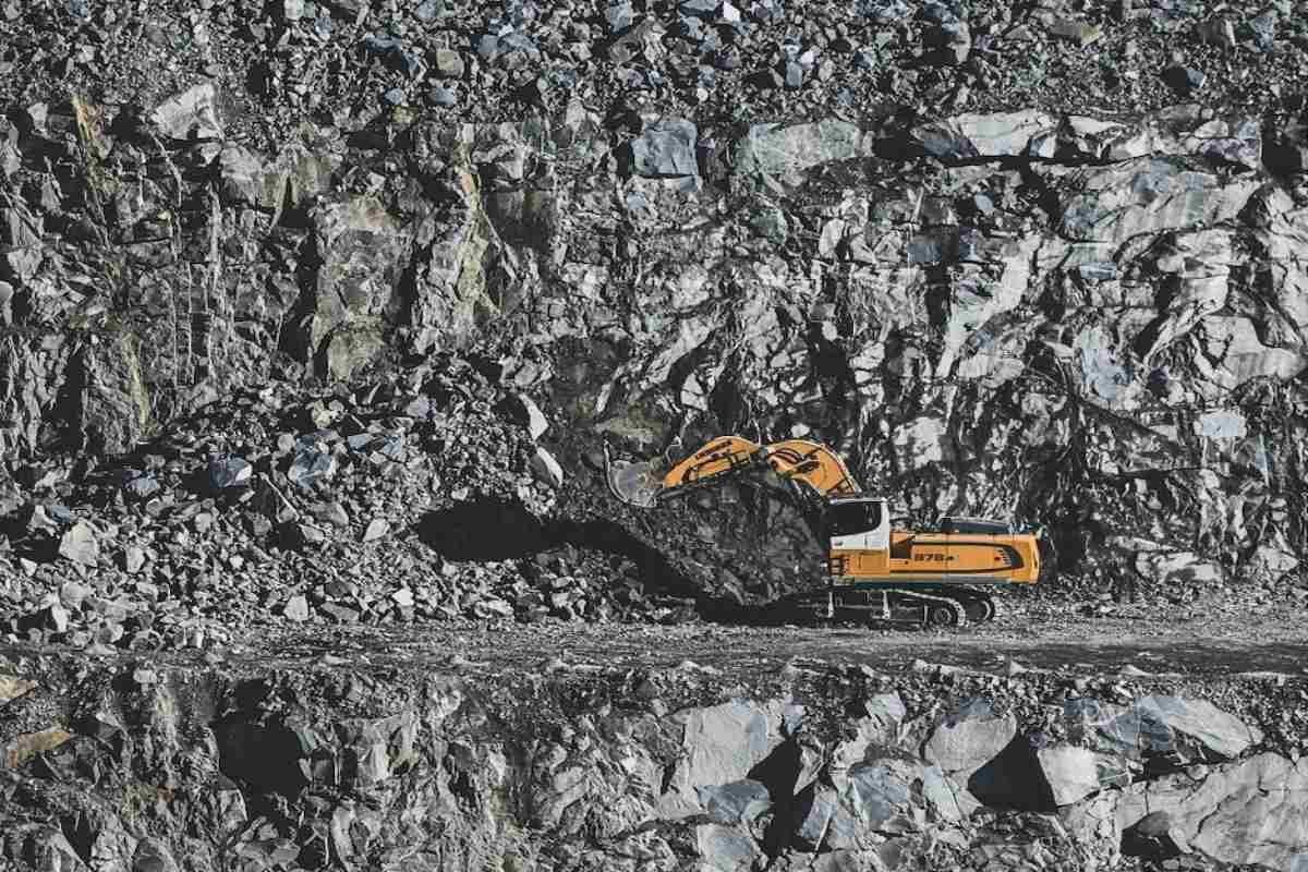 Rifiuti, l’impero dei Caruso si espande: istanza per aprire impianto per inerti nell’ex cava dei Basilotta