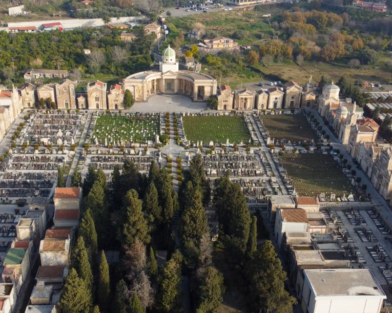 Acireale, emergenza loculi al cimitero: requisizione dei posti liberi già concessi ai privati