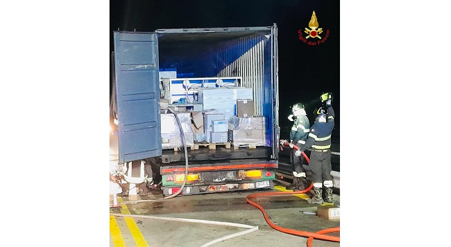 Paura sulla Palermo-Catania: semirimorchio a fuoco nella notte, strada chiusa al traffico