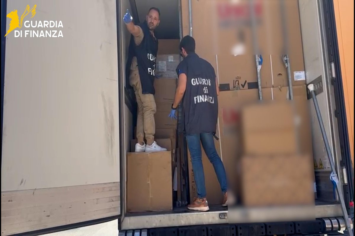 VIDEO | Maxi carico di gasolio di contrabbando nascosto nel camion: scatta il sequestro a Catania