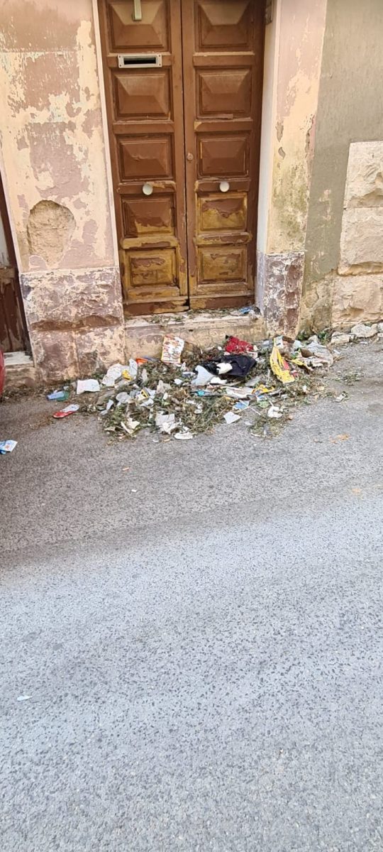 Spazzatura e rifiuti nel centro storico di Ragusa (2)