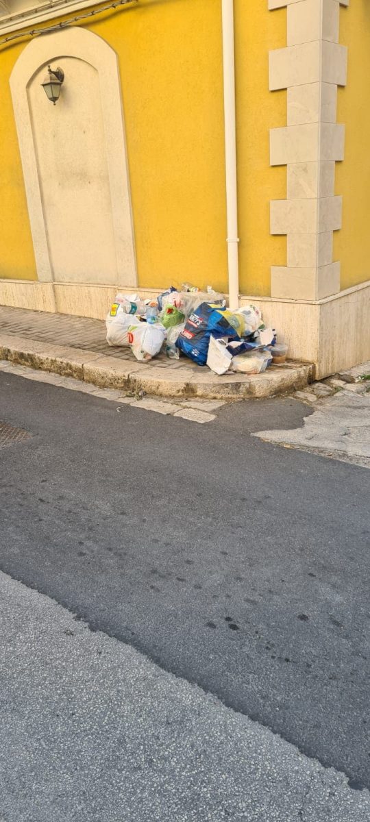 Spazzatura e rifiuti nel centro storico di Ragusa (4)