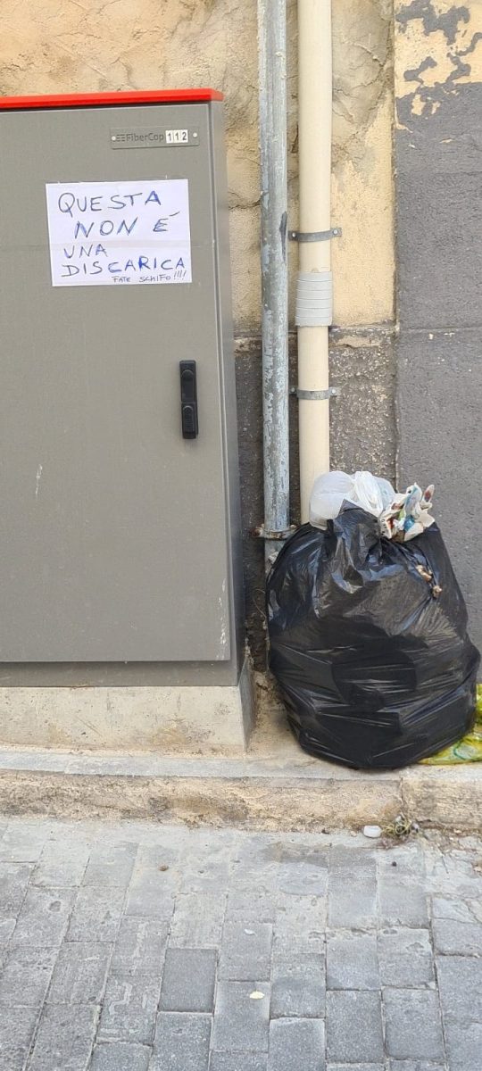 Spazzatura e rifiuti nel centro storico di Ragusa (5)