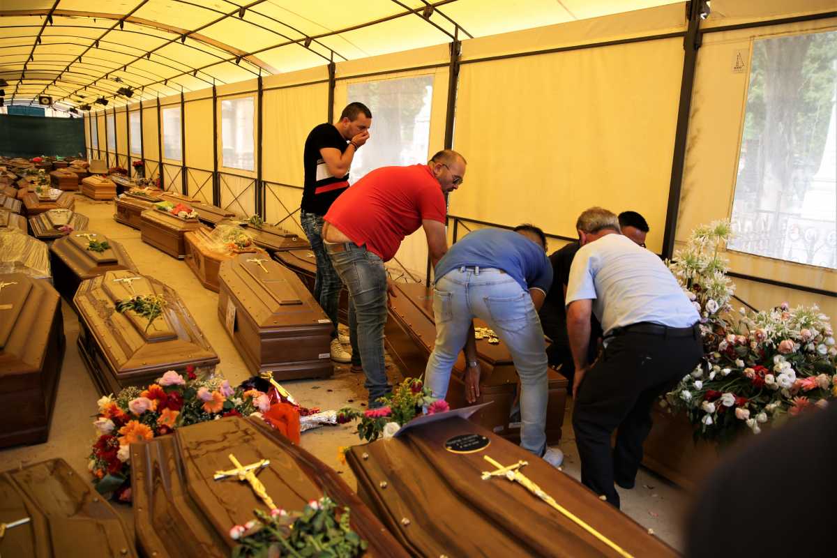 Addetta alle pompe funebri porta i neonati morti in casa: la scoperta scioccante di una mamma