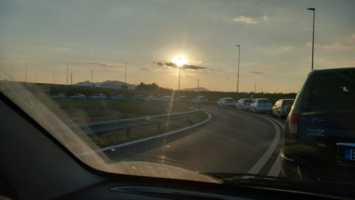 Mezzo pesante precipita da un cavalcavia lungo l’autostrada A19: conducente ferito, traffico deviato