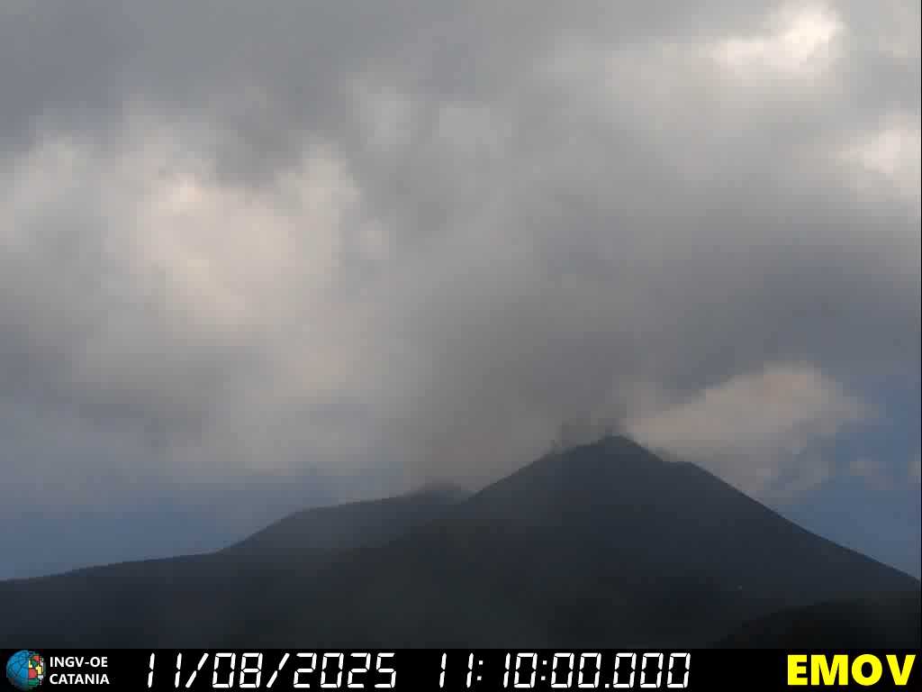 Colata lavica sull’Etna, flusso in esaurimento: la situazione