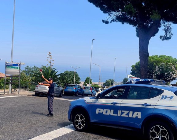 Controlli straordinari della Polizia tra Milo e Sant’Alfio: quasi 200 persone identificate e 80 veicoli verificati