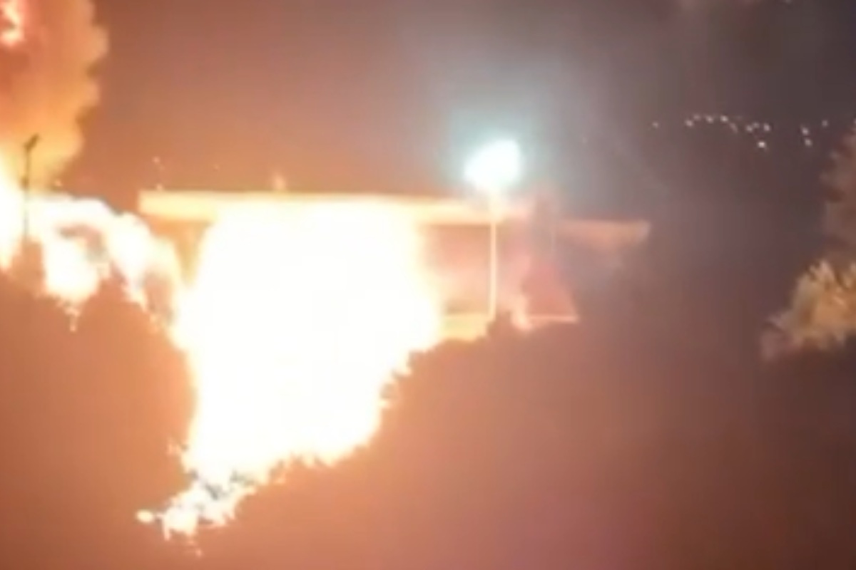 VIDEO | Paura a Belsito, va in fiamme ed esplode un camion dei panini: cause ancora da accertare