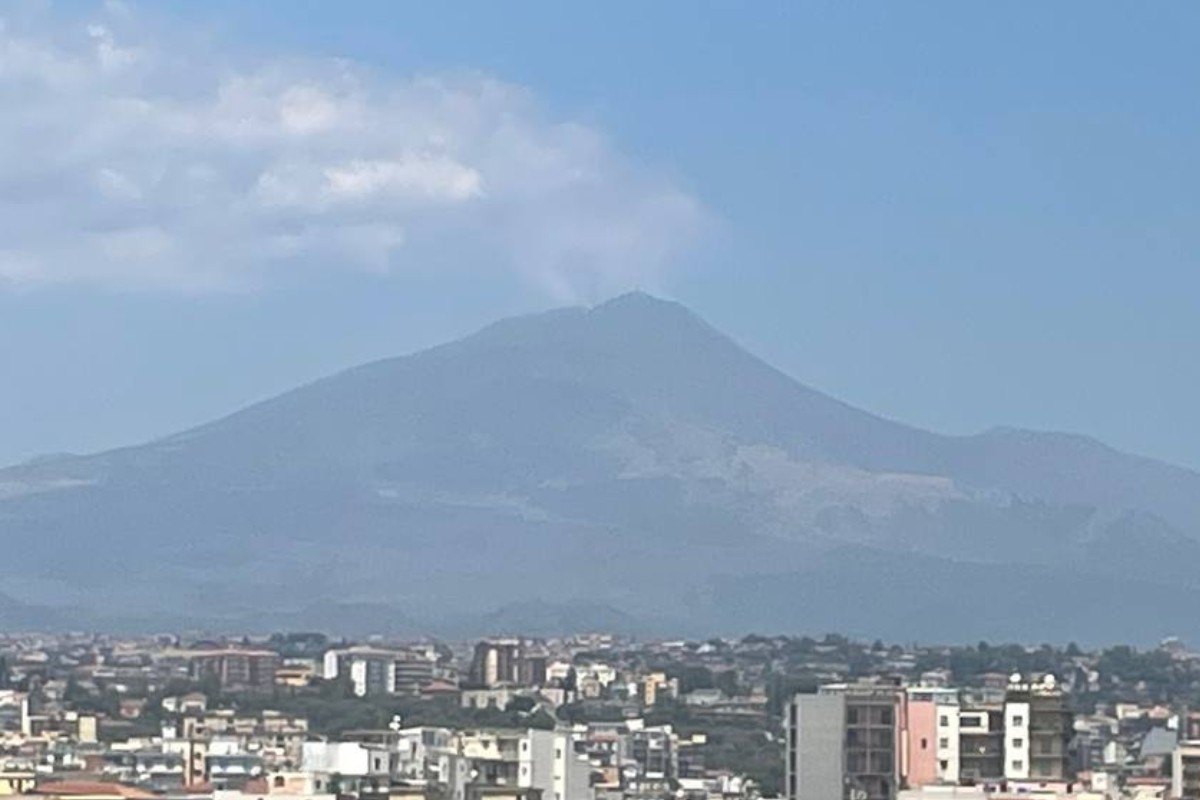 Attività in corso sull’Etna: esplosioni stromboliane e colate in discesa