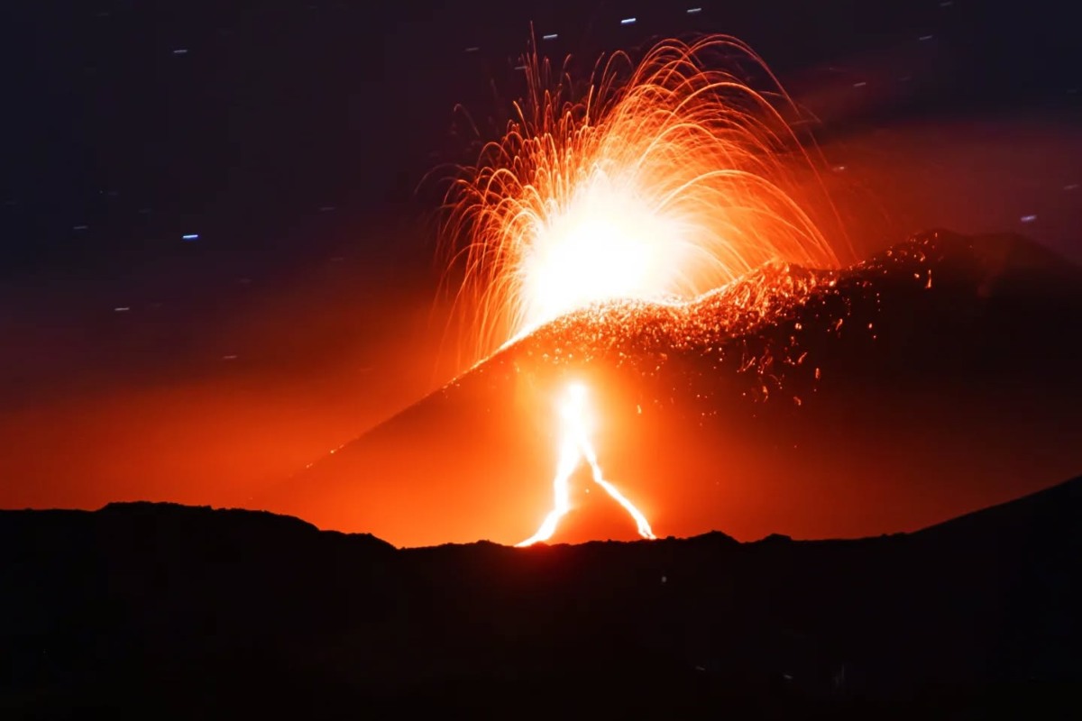 FOTO | Etna, la spettacolare eruzione al cratere di Sud-Est: il campo lavico fino a 2250 metri