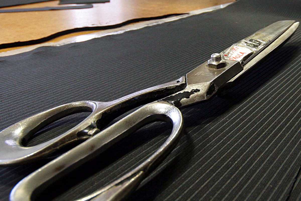 Paura a Chiaramonte Gulfi, scopre tradimento e prende il compagno a colpi di forbice nelle parti intime