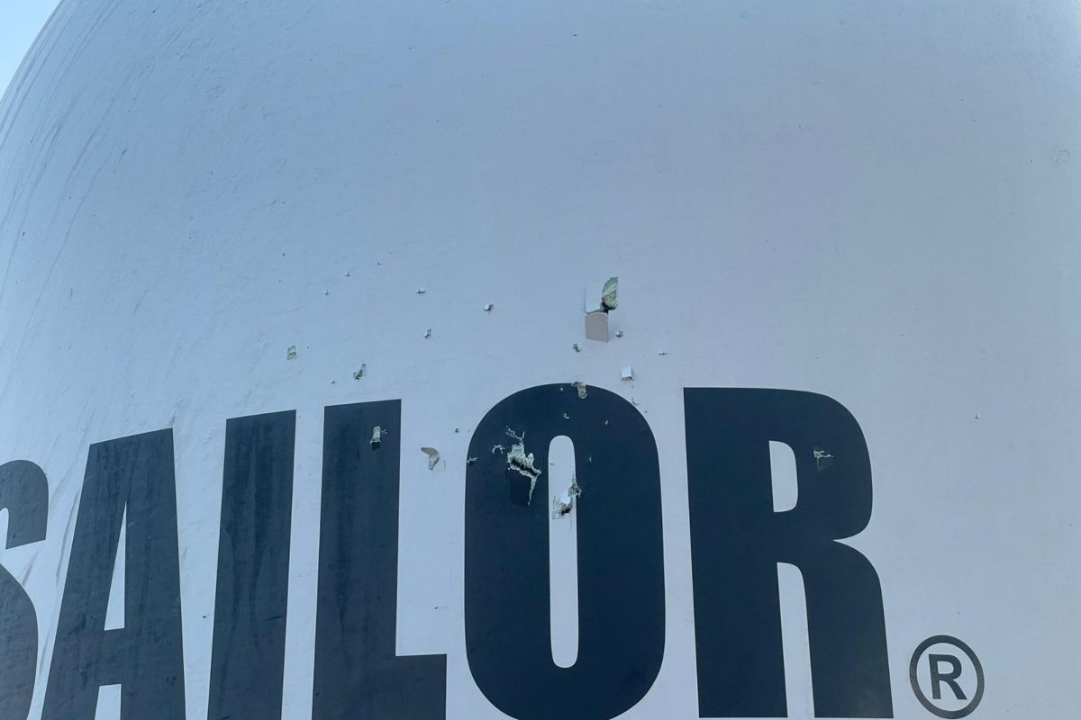 FOTO e VIDEO | Ocean Viking attaccata in mare aperto: proiettili contro l’equipaggio e naufraghi