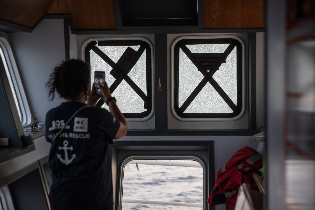 FOTO e VIDEO | Ocean Viking attaccata in mare aperto: proiettili contro l’equipaggio e naufraghi