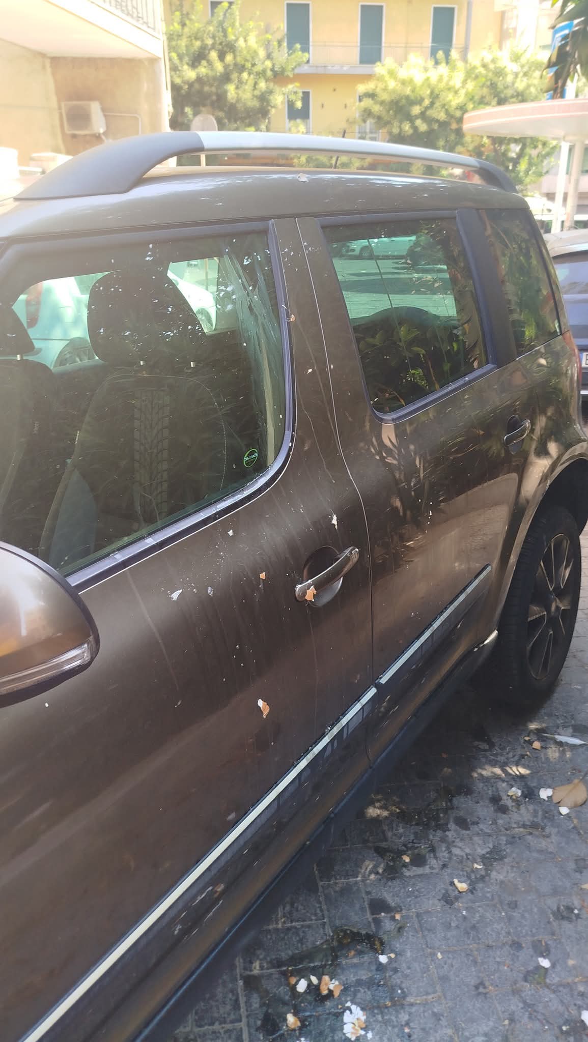 Auto bersagliata da uova all’Antico Corso: Arci Catania al fianco del Comitato Popolare