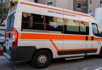 Perde il controllo dell’auto, vola da un ponta e finisce in un canale: tre morti